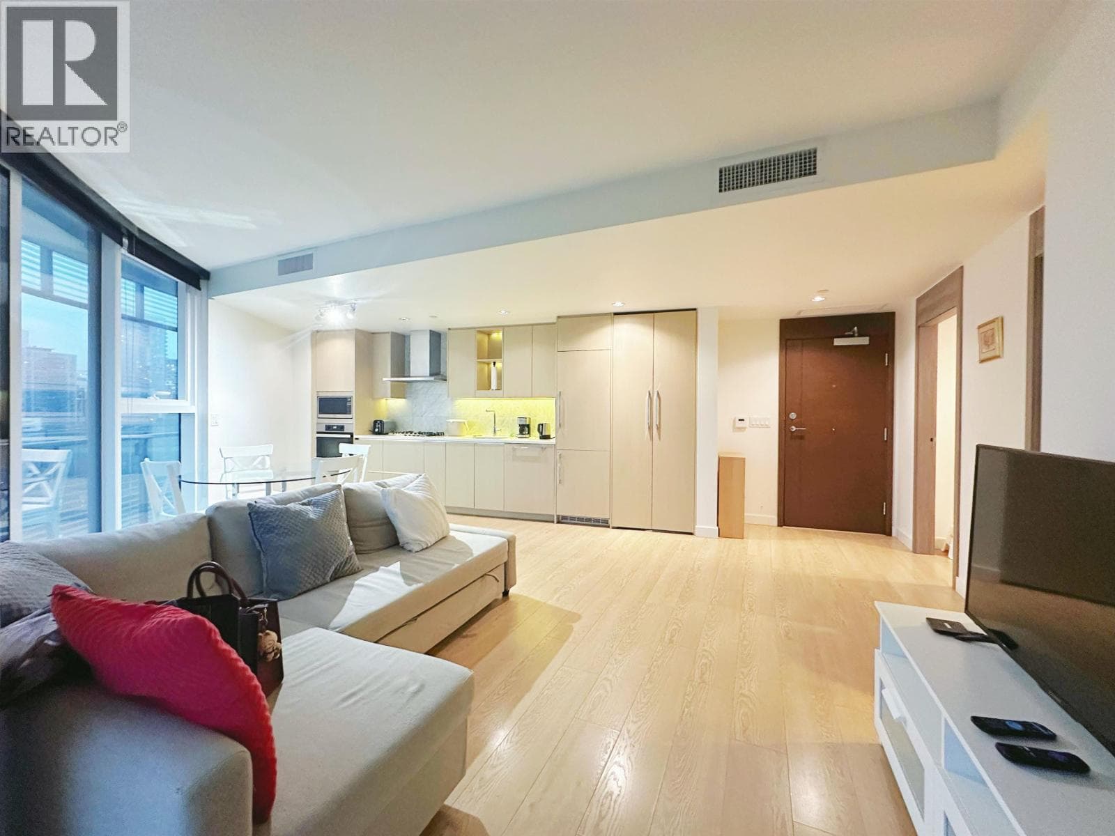 1505 89 Nelson Street, Vancouver: photo 1 of 20