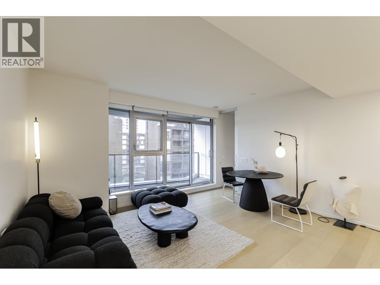 606 889 Pacific Street, Vancouver: photo 1 of 31