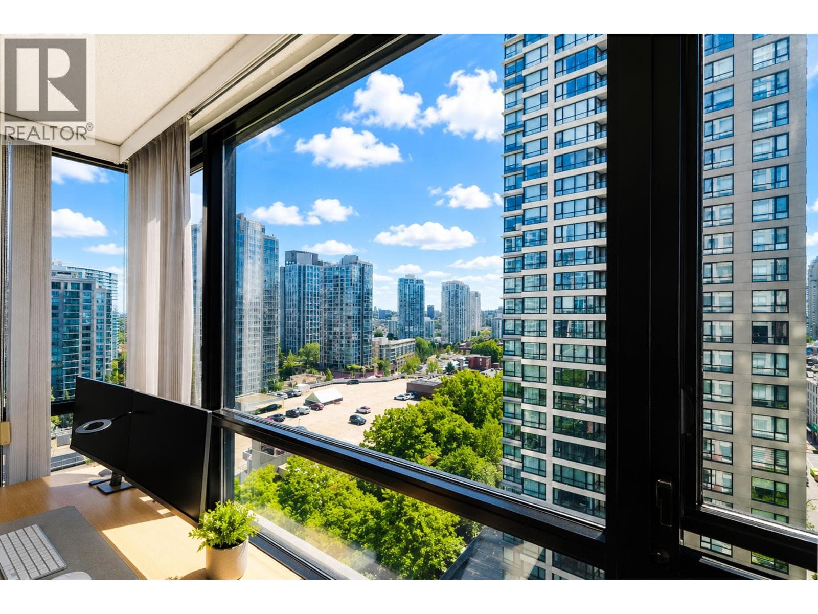 1405 909 Mainland Street, Vancouver: photo 1 of 30