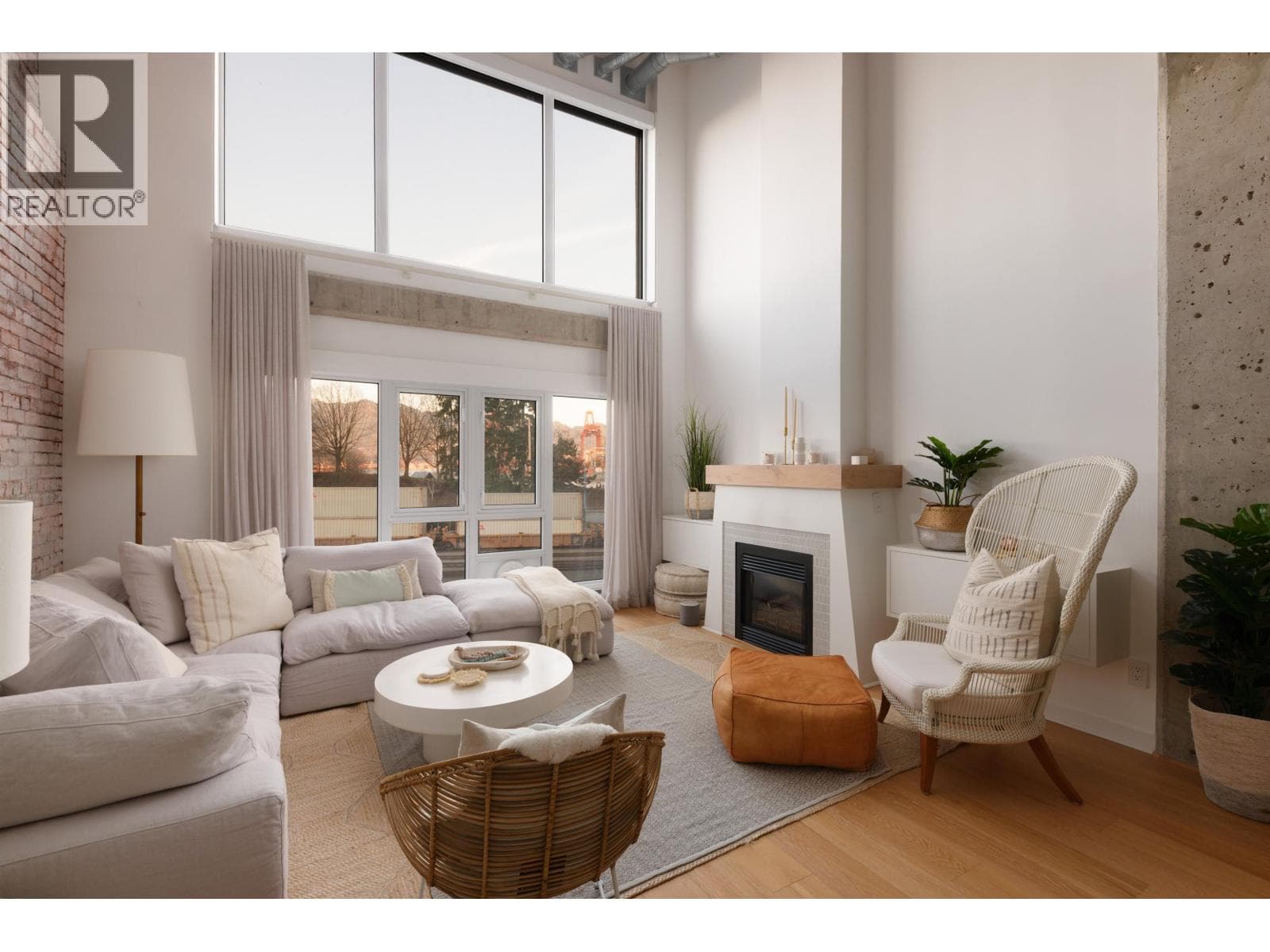 308 27 Alexander Street, Vancouver: photo 1 of 40