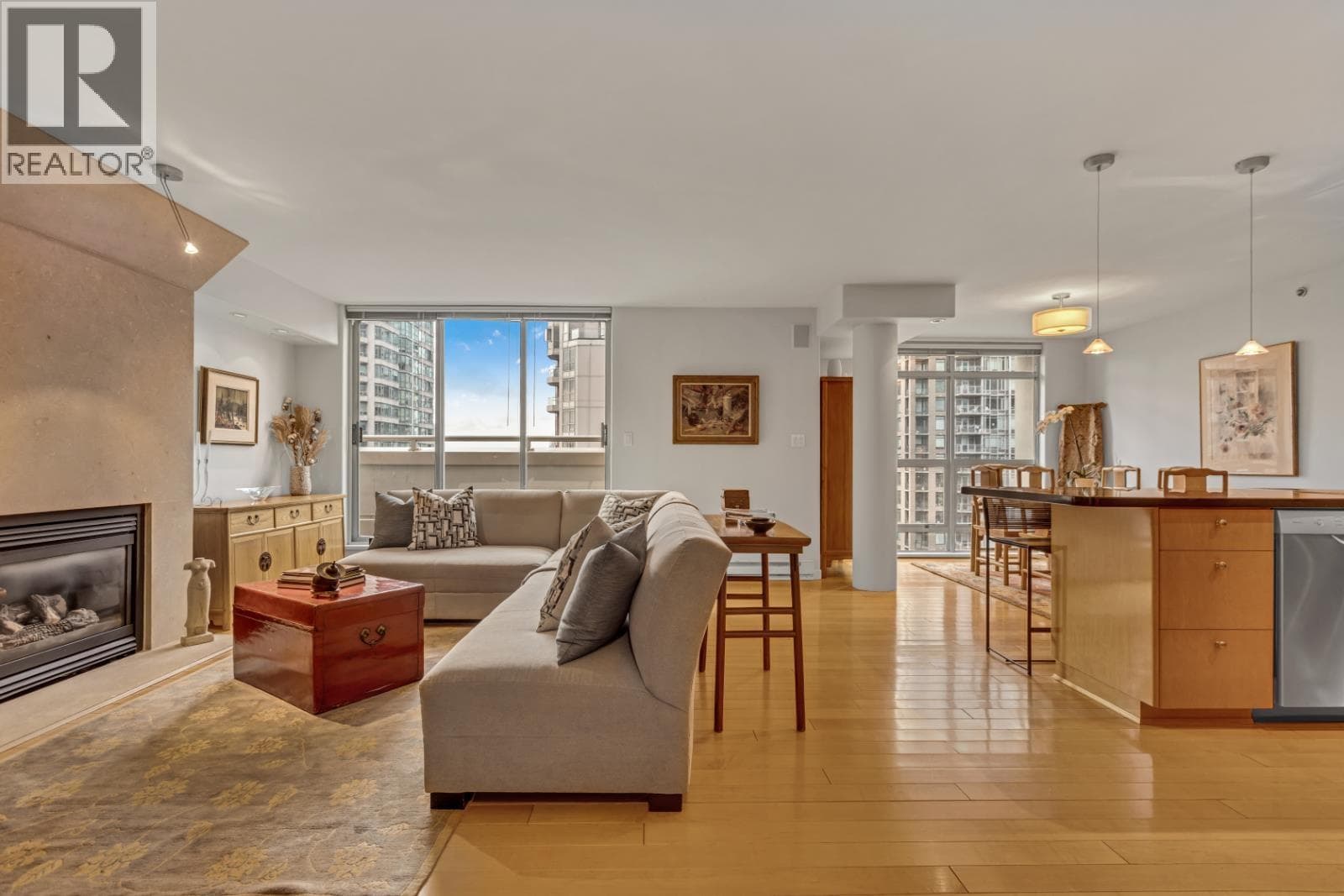 1404 819 Hamilton Street, Vancouver: photo 1 of 32