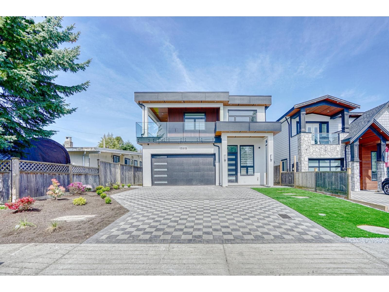 15919 Russell Avenue, White Rock: photo 1 of 34