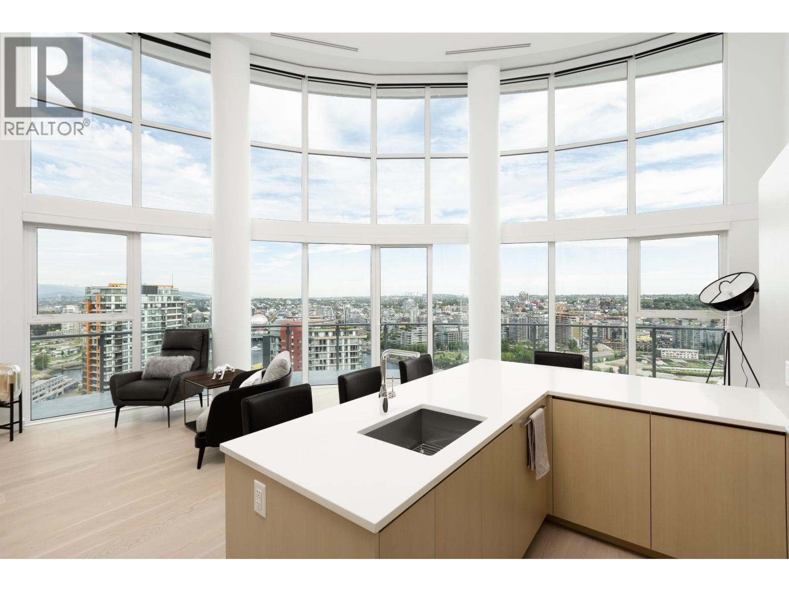 2817 89 Nelson Street, Vancouver: photo 1 of 27