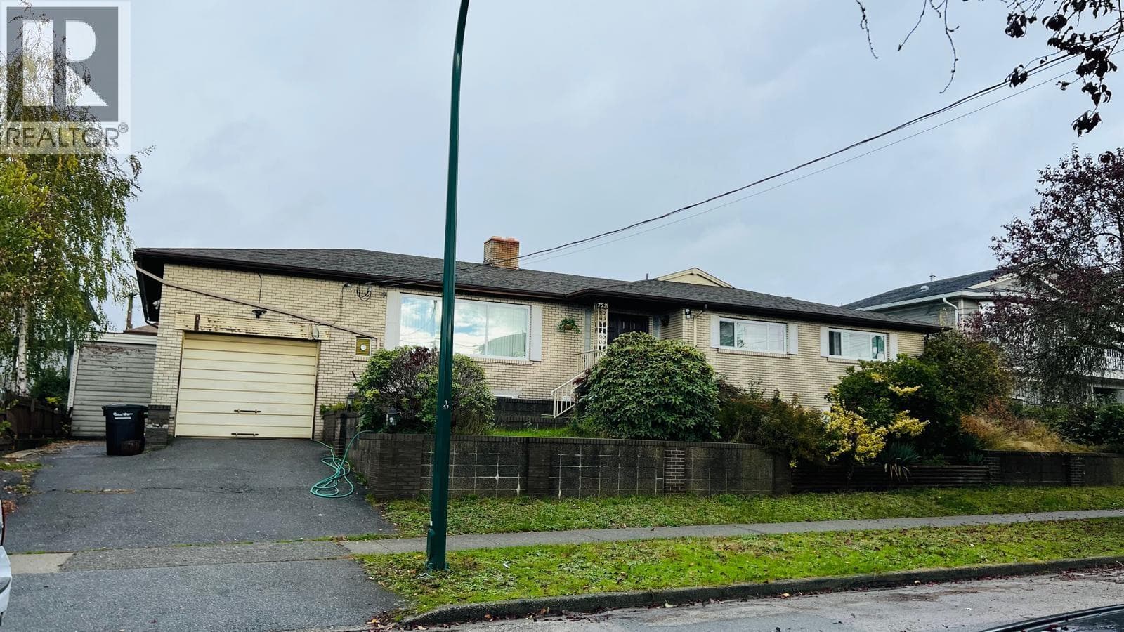753 E 55th Avenue, Vancouver: photo 1 of 8