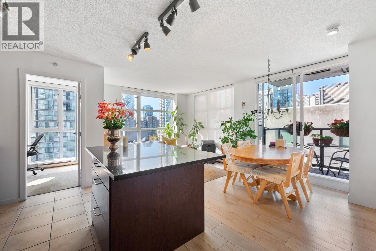 808 1199 Seymour Street, Vancouver: photo 1 of 28