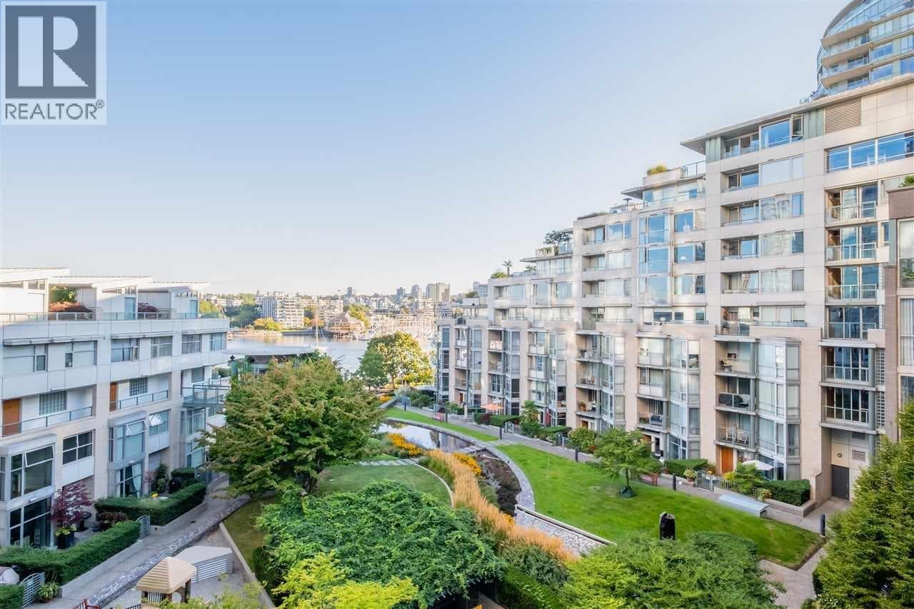 605 1228 Marinaside Crescent, Vancouver: photo 1 of 29