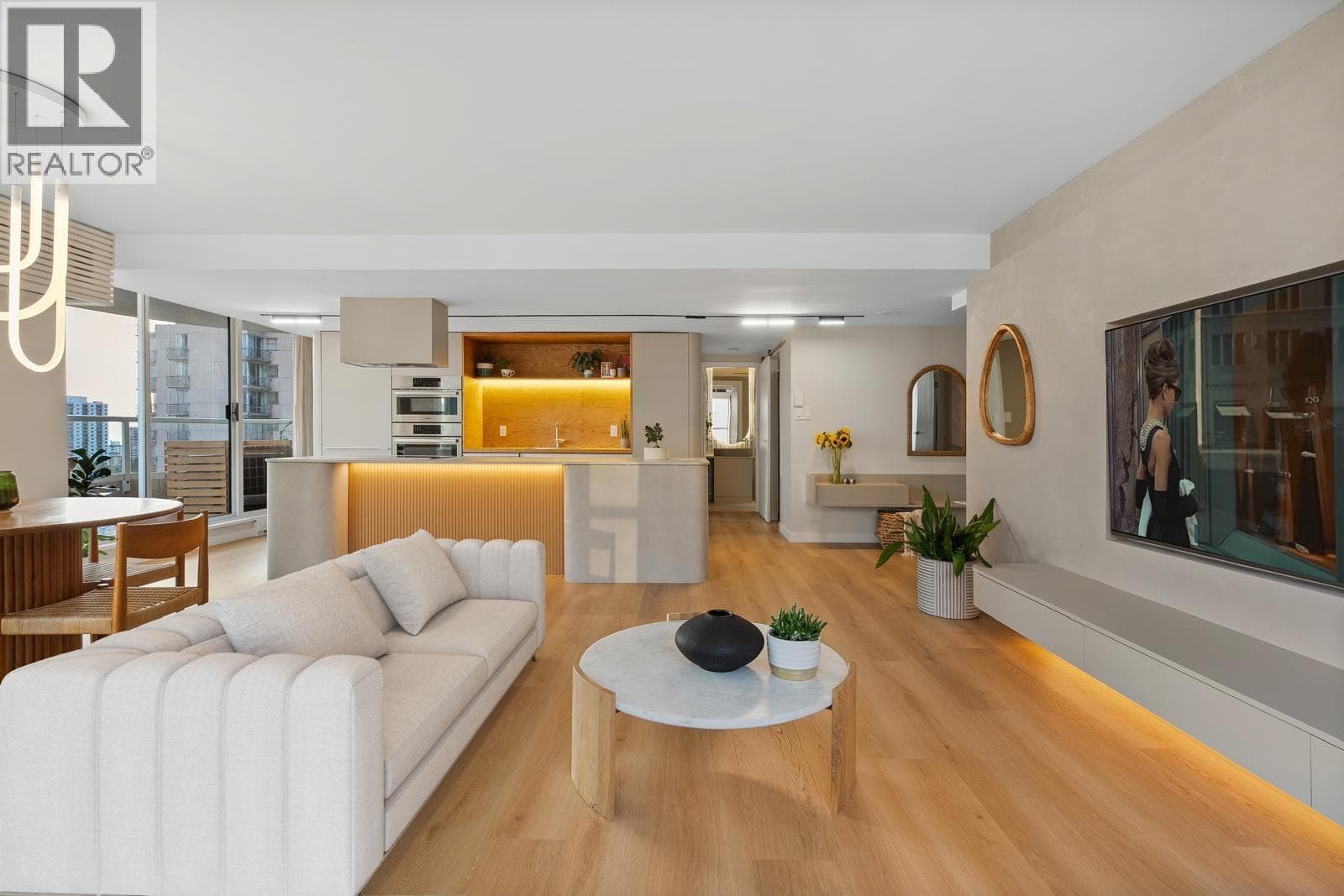 903 717 Jervis Street, Vancouver: photo 1 of 40