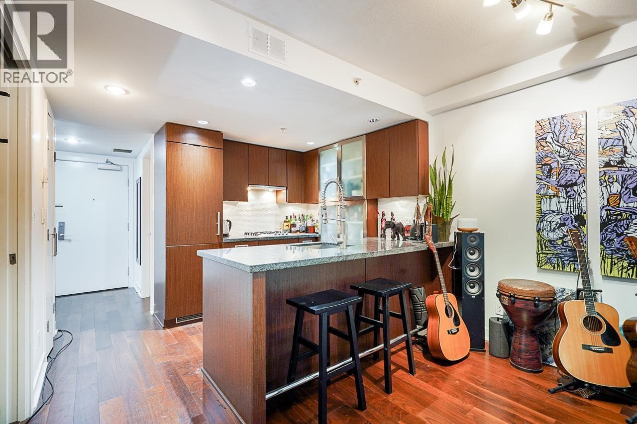 210 1055 Richards Street, Vancouver: photo 1 of 27