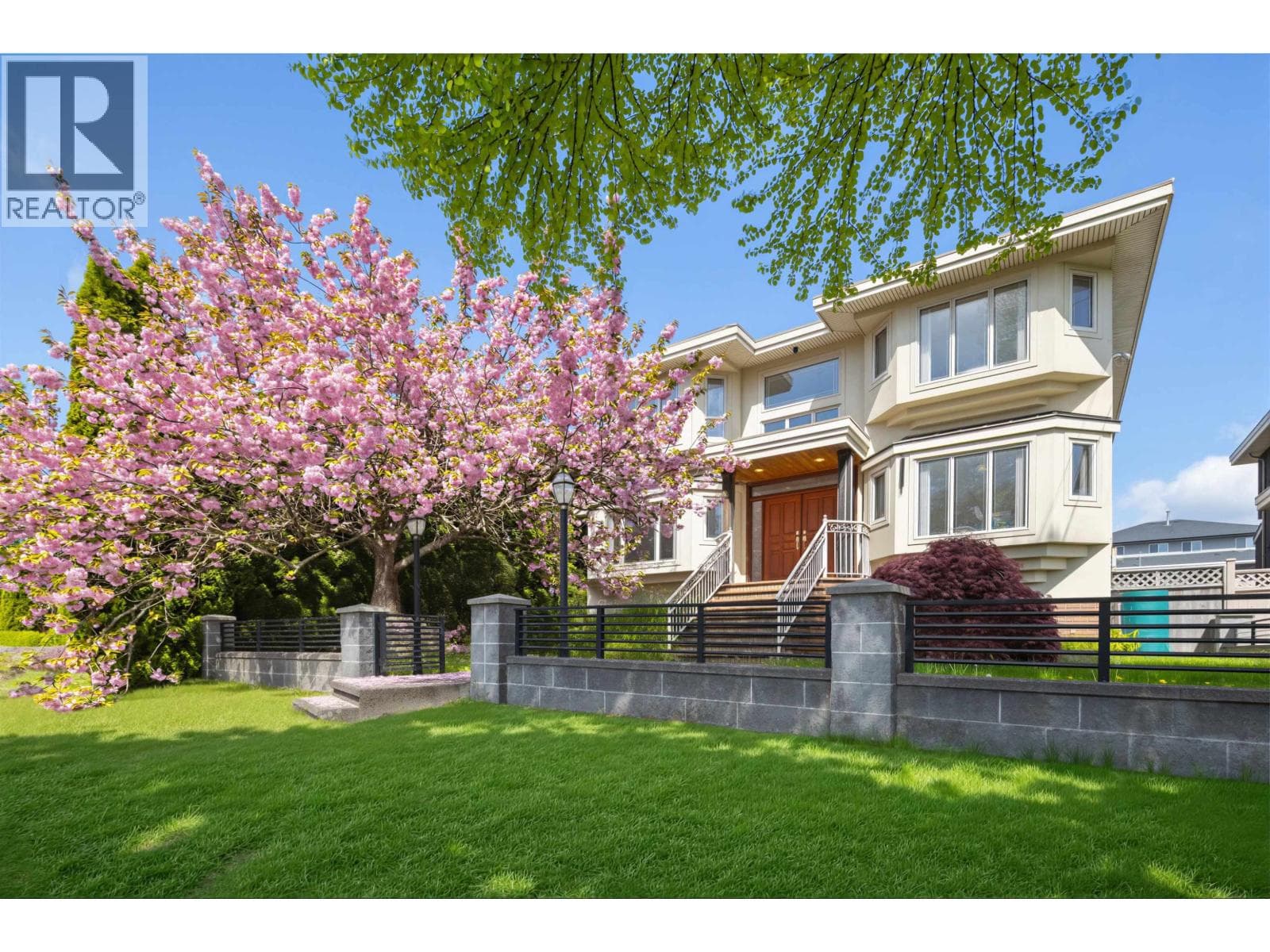 4993 Venables Street, Burnaby: photo 1 of 25