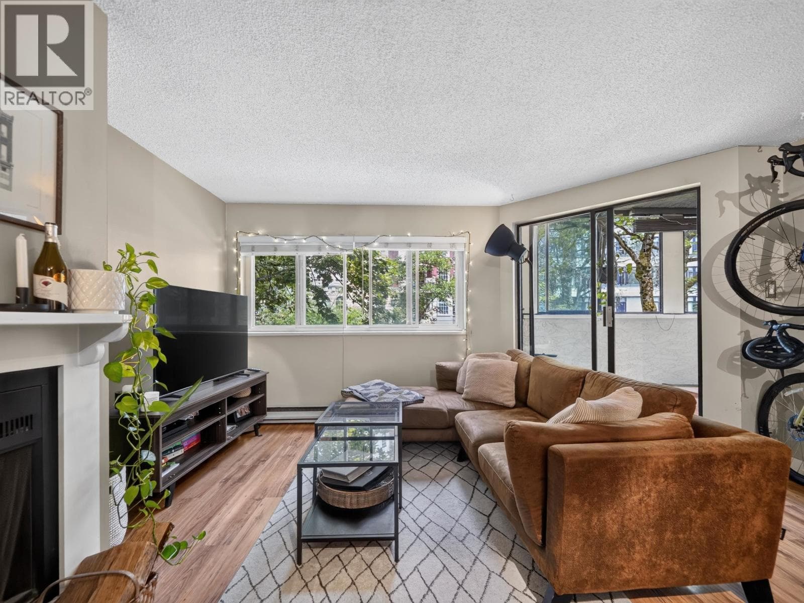 202 936 Bute Street, Vancouver: photo 1 of 28