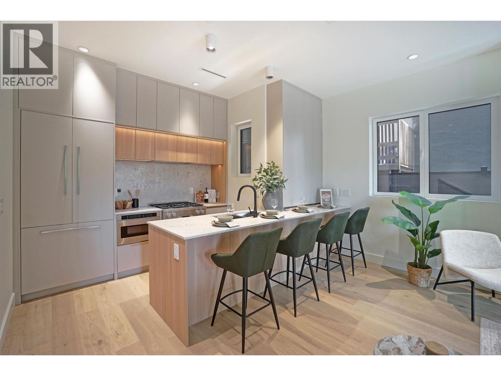 1 3315 W 10th Street, Vancouver: photo 1 of 24