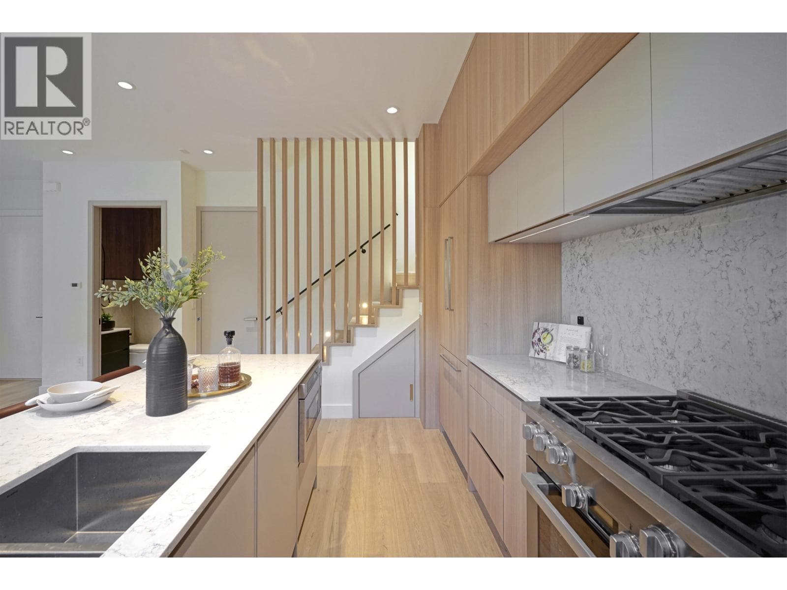 2 3315 W 10th Street, Vancouver: photo 1 of 27