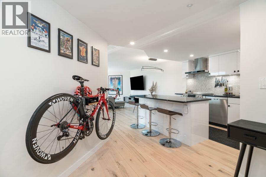 710 1050 Burrard Street, Vancouver: photo 1 of 26