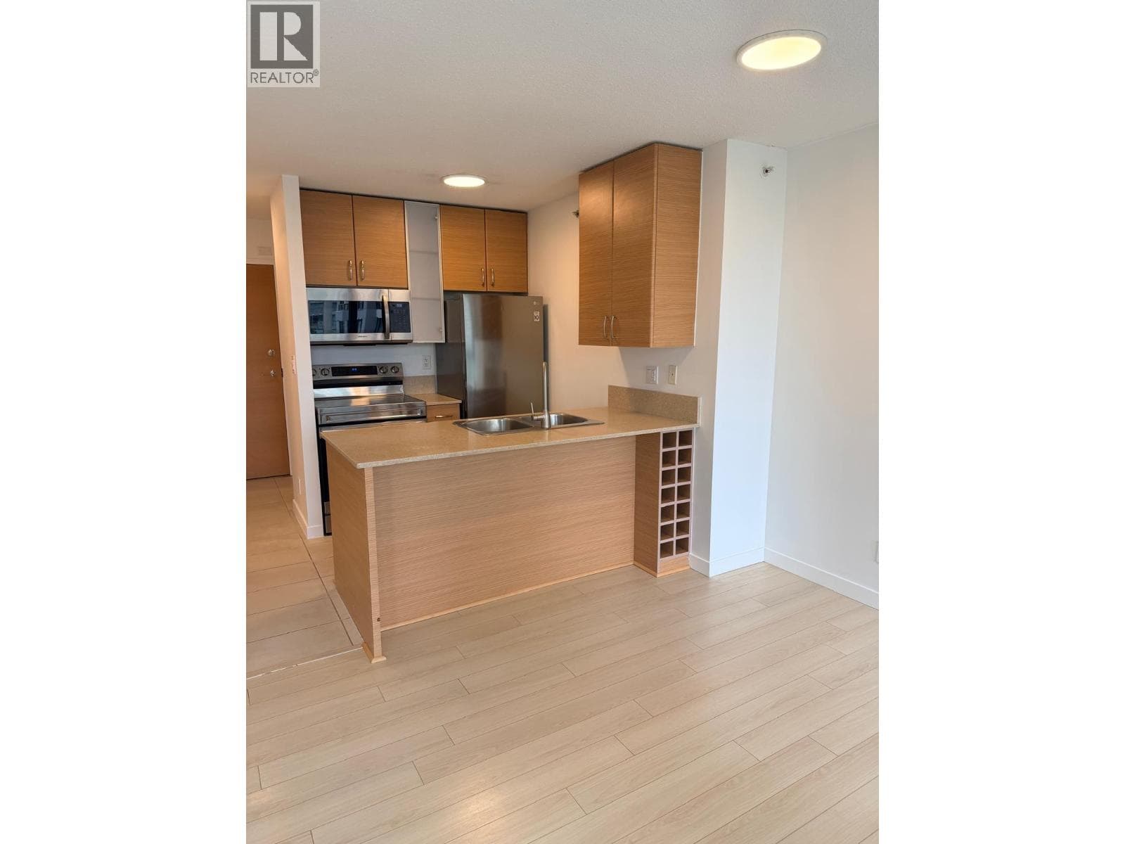 908 909 Mainland Street, Vancouver: photo 1 of 14