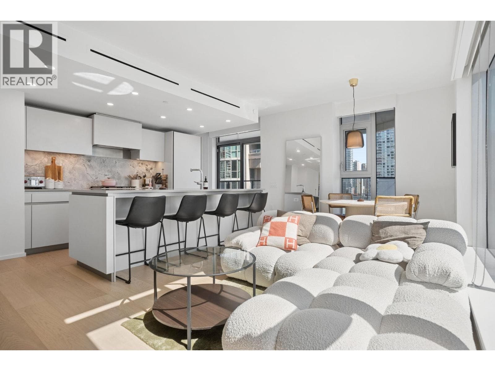 902 889 Pacific Street, Vancouver: photo 1 of 40